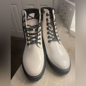 Never worn shoes- they do not fit me